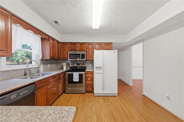 27 Bonney LN, Hampton, VA 23669