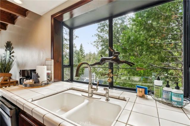892 Nadelhorn Drive, Lake Arrowhead, CA 92352