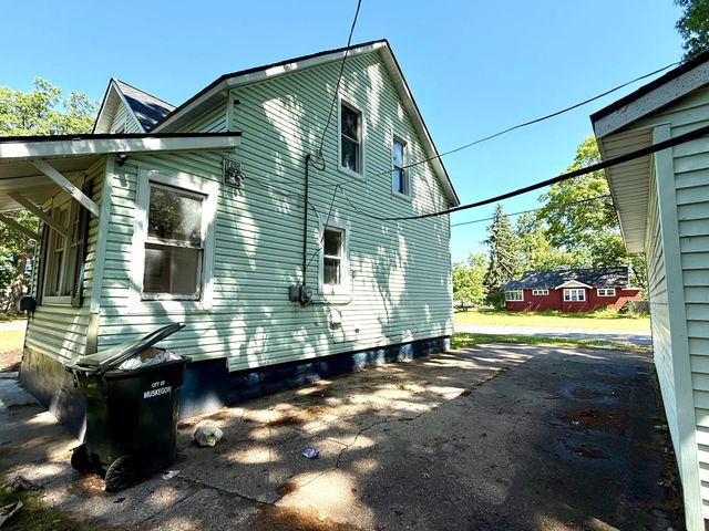 1872 Commerce Street, Muskegon, MI 49441