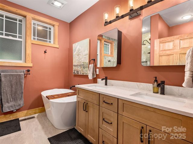 264 Charming Lane, Hendersonville, NC 28792
