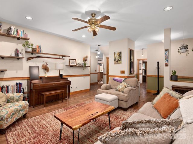 264 Charming Lane, Hendersonville, NC 28792