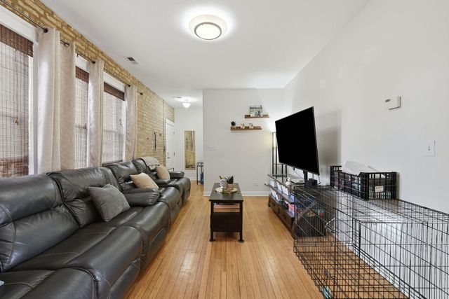 4343 N Sacramento Avenue 2A, Chicago, IL 60618