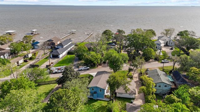 3802 Bayshore Drive, Bacliff, TX 77518