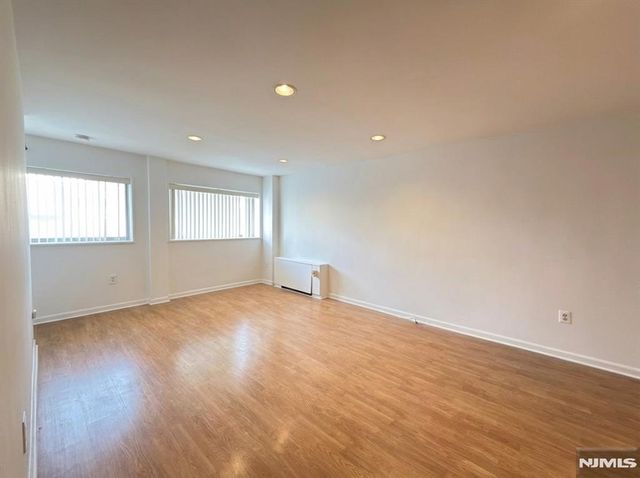 2180 Center Avenue 1F, Fort Lee, NJ 07024