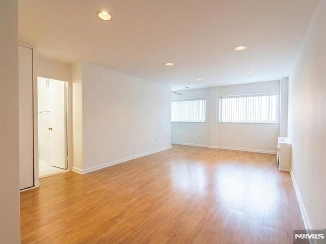 2180 Center Avenue 1F, Fort Lee, NJ 07024