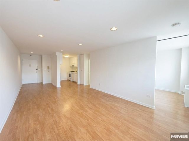 2180 Center Avenue 1F, Fort Lee, NJ 07024