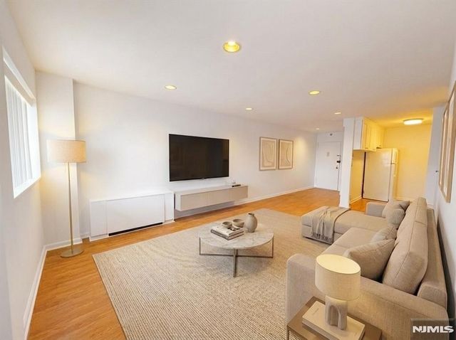 2180 Center Avenue 1F, Fort Lee, NJ 07024