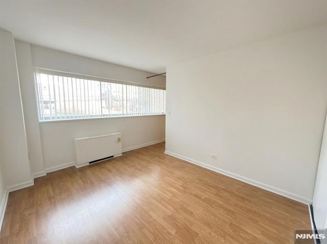 2180 Center Avenue 1F, Fort Lee, NJ 07024