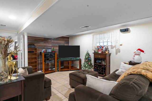 3943 N Newcastle Avenue, Chicago, IL 60634