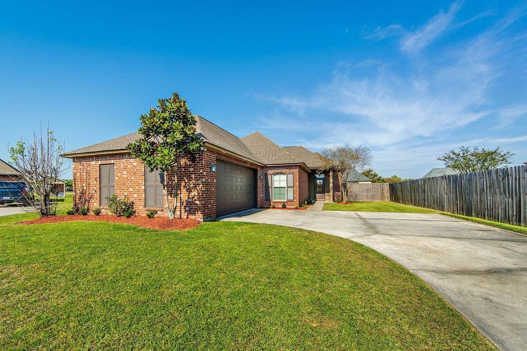 100 Lake Olivia Drive, Thibodaux, LA 70301