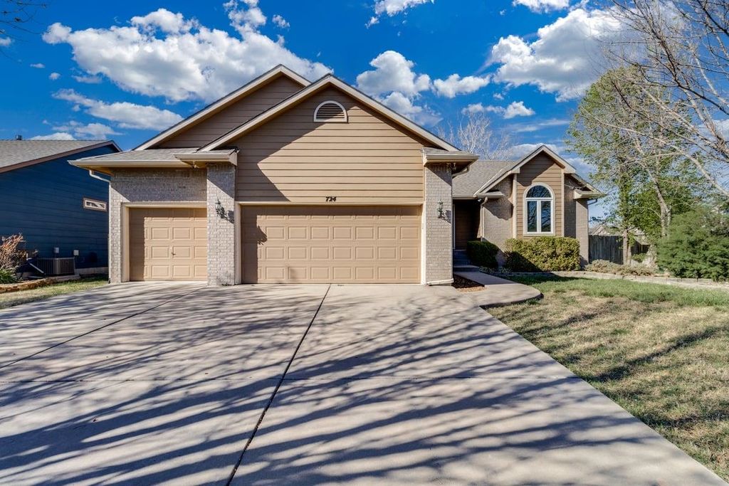 724 W Jamestown St, Andover, KS 67002