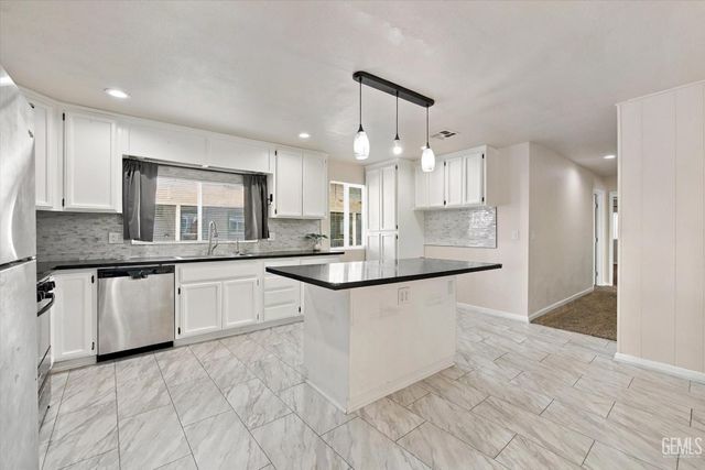 63 Cinnamon Lane, Bakersfield, CA 93308