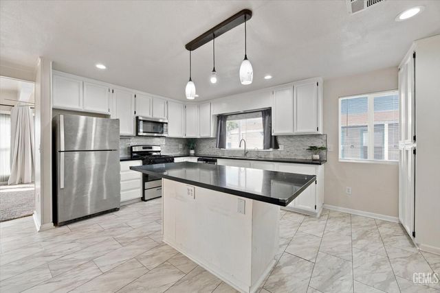 63 Cinnamon Lane, Bakersfield, CA 93308