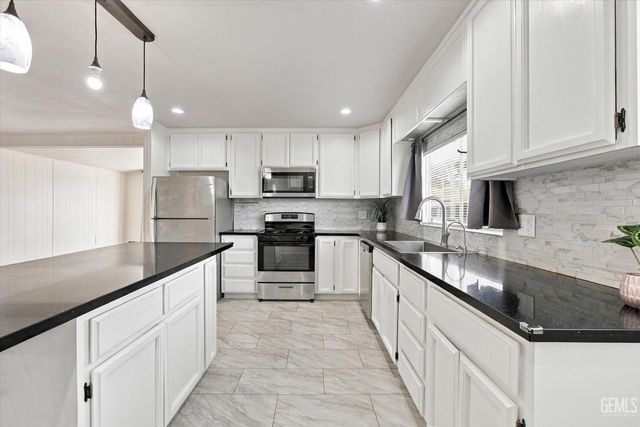 63 Cinnamon Lane, Bakersfield, CA 93308