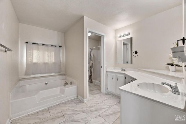63 Cinnamon Lane, Bakersfield, CA 93308