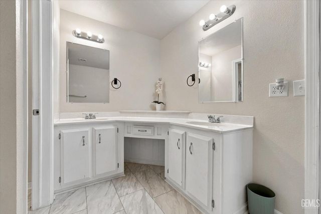63 Cinnamon Lane, Bakersfield, CA 93308
