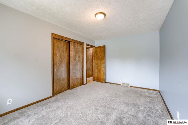 5618 N 116th Avenue Circle, Omaha, NE 68164