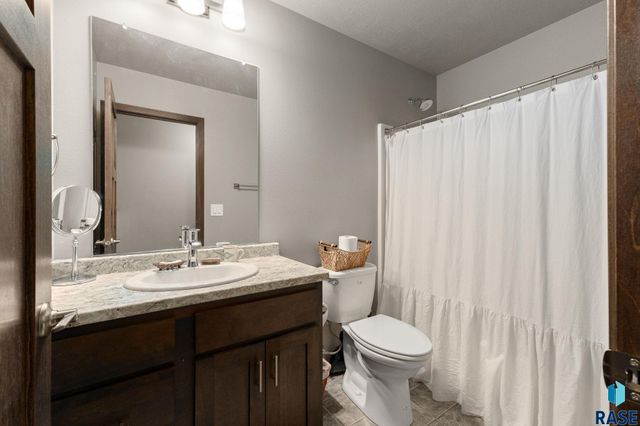 6749 W Viola Ct Court, Sioux Falls, SD 57107