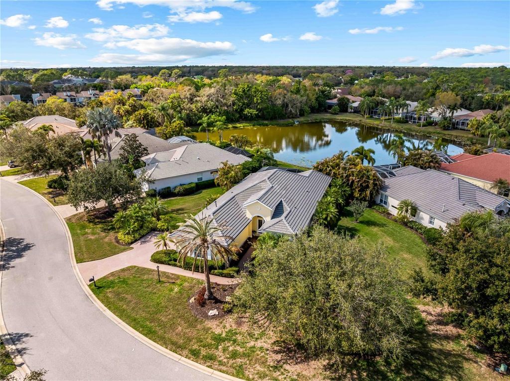 Image 4 of property listing at 8316 ABINGDON COURT, Bradenton, FL 34201