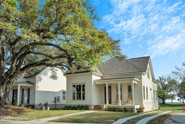 425 2nd Street, Gulfport, MS 39507