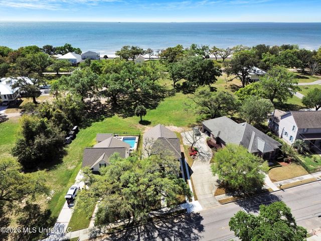 425 2nd Street, Gulfport, MS 39507
