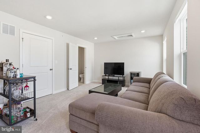 65 E FRONT ST, Bridgeport, PA 19405