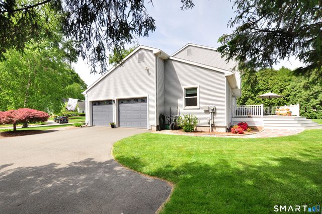 22 Pebblebrook, Windsor, CT 06095