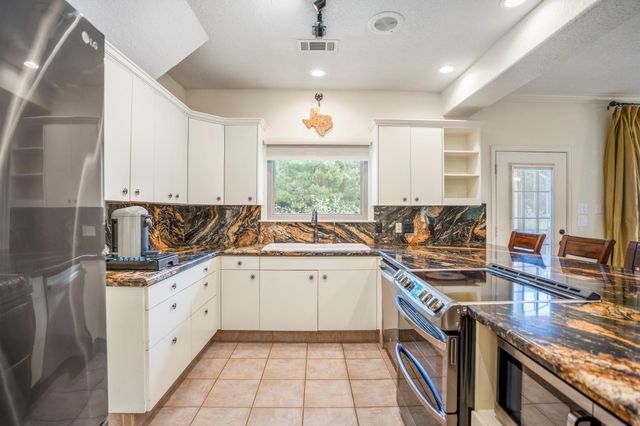 14444 Pine Tree Road, Montgomery, TX 77356