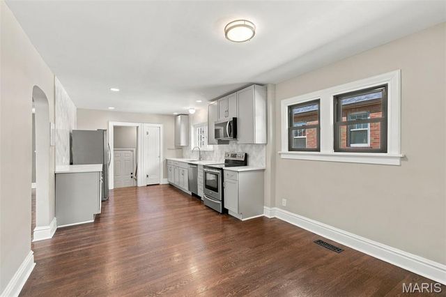 1105 North And South Road, University City, MO 63130