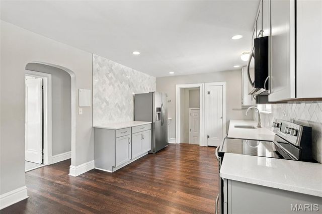 1105 North And South Road, University City, MO 63130