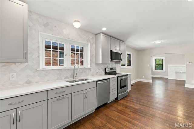 1105 North And South Road, University City, MO 63130