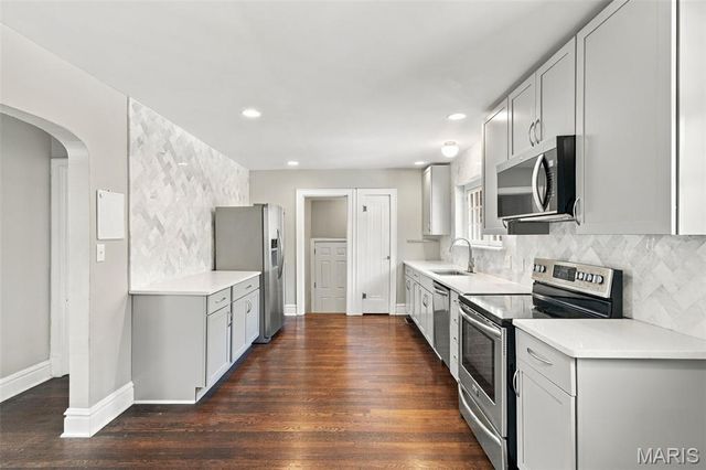 1105 North And South Road, University City, MO 63130
