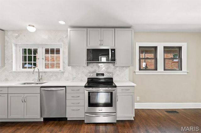 1105 North And South Road, University City, MO 63130
