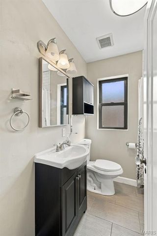 1105 North And South Road, University City, MO 63130