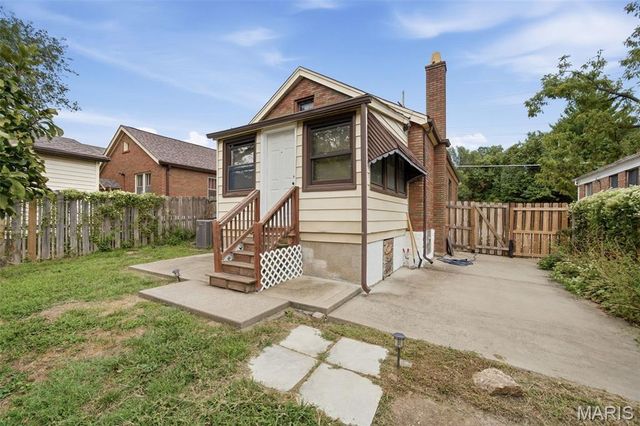 1105 North And South Road, University City, MO 63130