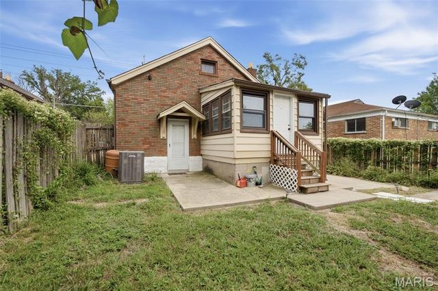 1105 North And South Road, University City, MO 63130