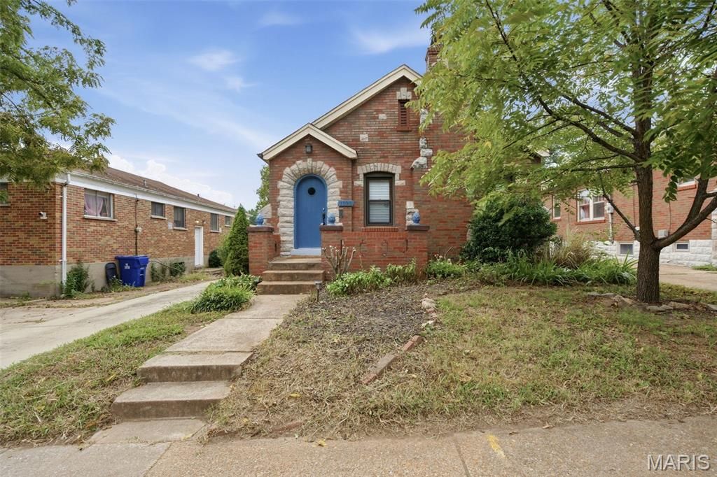 1105 North And South Road, University City, MO 63130