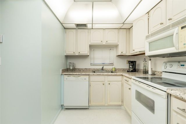 9611 N Hollybrook Lake Drive 107, Pembroke Pines, FL 33025