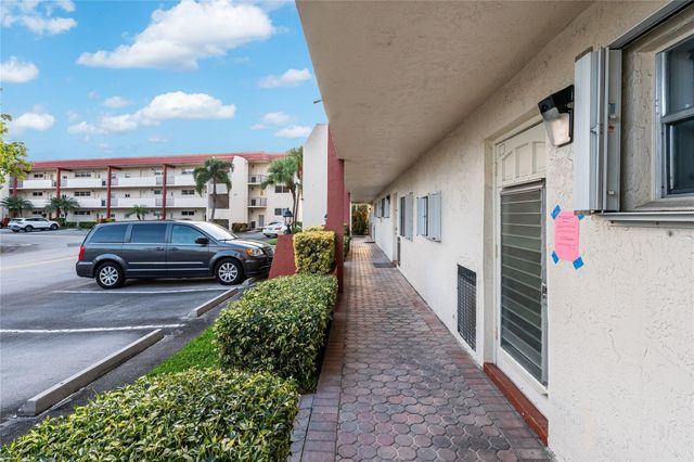 9611 N Hollybrook Lake Drive 107, Pembroke Pines, FL 33025