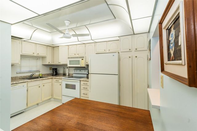 9611 N Hollybrook Lake Drive 107, Pembroke Pines, FL 33025