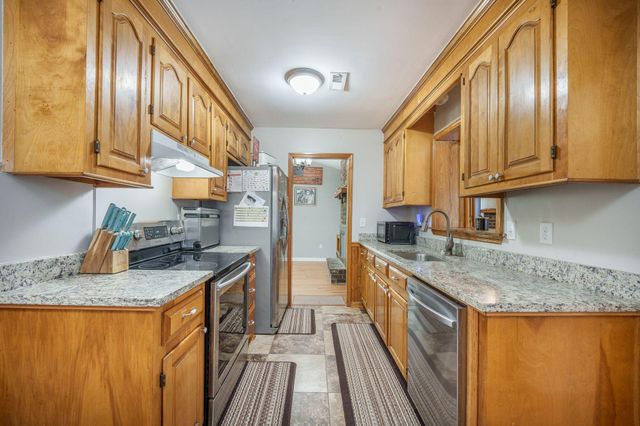 208 Mini Farm Road, Bonneau, SC 29431