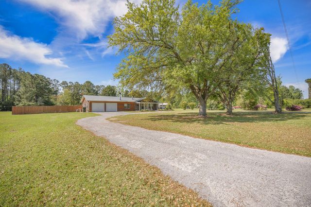 208 Mini Farm Road, Bonneau, SC 29431