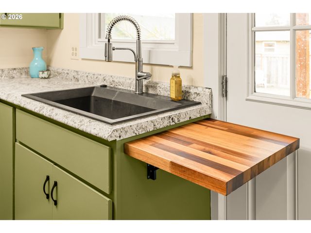 345 E GLOUCESTER St, Gladstone, OR 97027