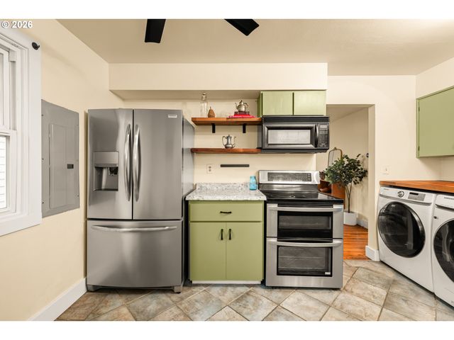 345 E GLOUCESTER St, Gladstone, OR 97027