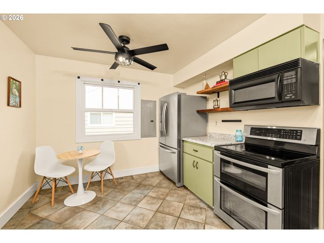 345 E GLOUCESTER St, Gladstone, OR 97027