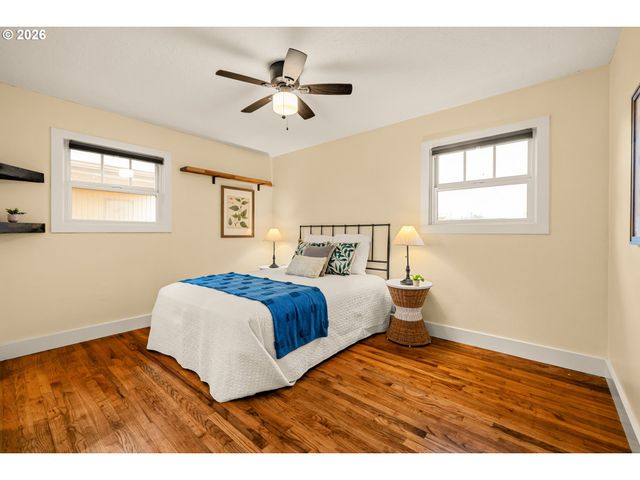 345 E GLOUCESTER St, Gladstone, OR 97027