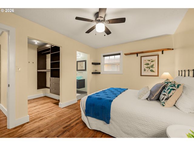 345 E GLOUCESTER St, Gladstone, OR 97027