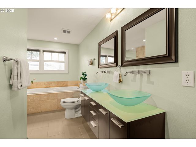 345 E GLOUCESTER St, Gladstone, OR 97027