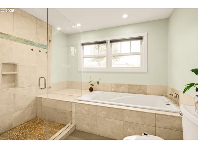 345 E GLOUCESTER St, Gladstone, OR 97027