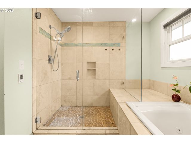 345 E GLOUCESTER St, Gladstone, OR 97027